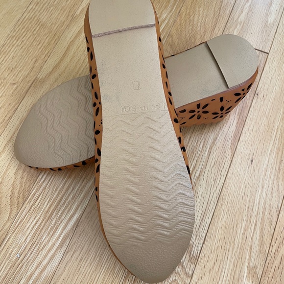 BNWT handmade 💯 leather, mustard khussa flats jutti - Picture 4 of 7